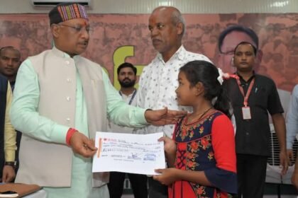 Chhattisgarh CM Vishnu Deo Sai gave 1.5 lakh check disabled girl for treatment in Jan Darshan program ANN Chhattisgarh: जनदर्शन कार्यक्रम में दिव्यांग बच्ची को मिला नया जीवन, CM ने दिया इलाज के लिए इतने लाख का चेक
