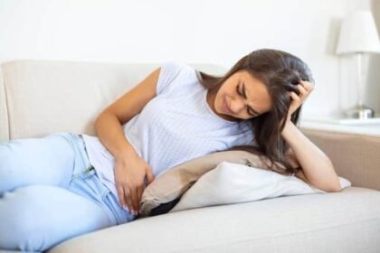 Diarrhea and vomiting during period Causes treatment and more पीरियड्स के दौरान आपको भी उल्टी और दस्त की समस्या होती है? जानें इसका कारण और बचाव का तरीका