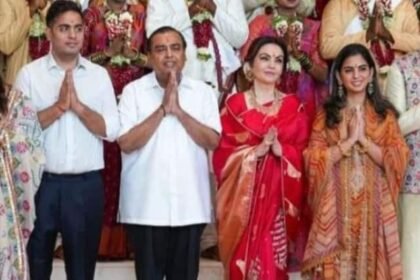 Mukesh Ambani reached at 10 Janpath to invite Sonia Gandhi for his son Anant Ambani Wedding मुकेश अंबानी पहुंचे 10 जनपथ, सोनिया गांधी को बेटे की शादी का न्यौता देने के लिए आए-सूत्र