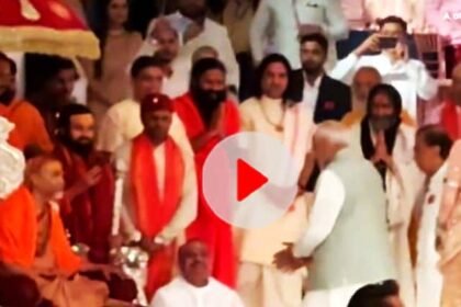 PM Modi Meet Devkinandan Thakur at Anant Ambani Radhika Merchant Shubh Aashirwad Ceremony अनंत-राधिका की शादी में पहुंचे PM मोदी ने देवकी नंदन ठाकुर के कान में क्या कहा, वीडियो वायरल