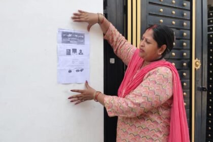 Lucknow Pantnagar House Red Mark on Houses Residents paste registry papers outside house ANN लखनऊ के पंतनगर में मकान पर लगे लाल निशान तो गुस्साएं लोग, घर के बाहर चिपका दी रजिस्ट्री की कॉपी
