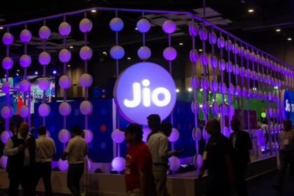 Mukesh Ambani may launch Indias biggest IPO of reliance jio with size up to 55500 crore Reliance IPO: अंबानी लाएंगे देश का सबसे बड़ा आईपीओ, जियो से टूटेगा एलआईसी का रिकॉर्ड