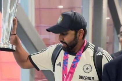 Rohit Sharma with T20 World Cup Trophy at Delhi airport video goes viral latest sports news Watch: दिल्ली एयरपोर्ट पर रोहित शर्मा ने अपने हाथों में उठाई ट्रॉफी, तो खुशी से झूम उठे फैंस