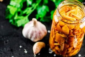 homemade special garlic pickle easy recipe beneficial for taste and health also Garlic Pickle Recipe: स्वाद ही नहीं सेहत के लिए भी फायदेमंद है ये खास लहसुन का अचार, जानें रेसिपी