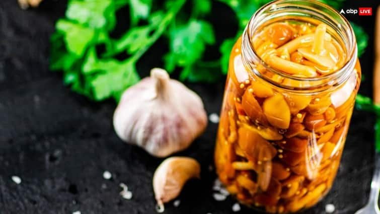 homemade special garlic pickle easy recipe beneficial for taste and health also Garlic Pickle Recipe: स्वाद ही नहीं सेहत के लिए भी फायदेमंद है ये खास लहसुन का अचार, जानें रेसिपी
